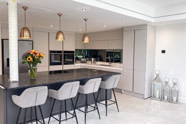 Modern Open-Plan Kitchen with Clean Lines & Light Grey Matt Finish