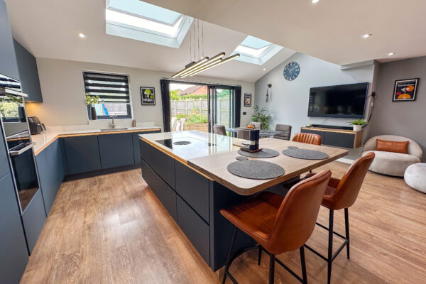 Stylish Kitchen Extension with Skylights and a Cocktail Lounge Area