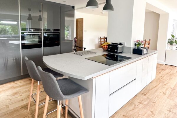 Contemporary Grey High-Gloss Kitchen with Integrated Island Design