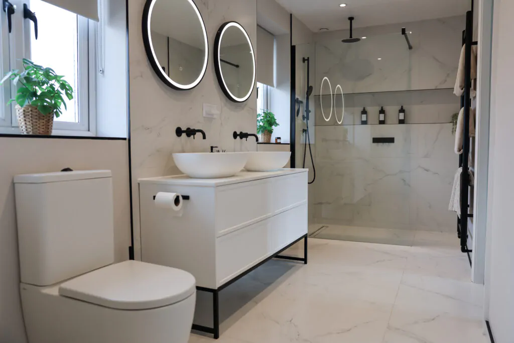 modern black and white bathroom 