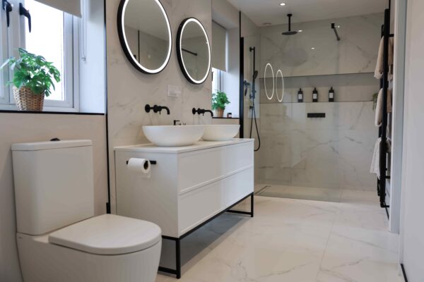 Modern Bathroom Design with Marble-Effect Tiles & Matt Black Fixtures
