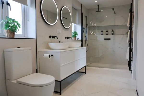 Modern Bathroom Design with Marble-Effect Tiles & Matt Black Fixtures