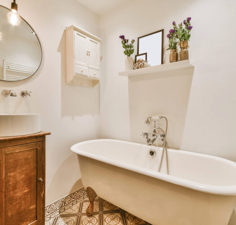 clawfoot bath tub