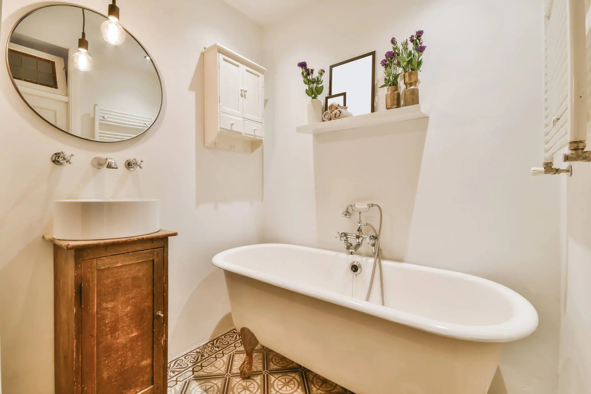 clawfoot bath tub