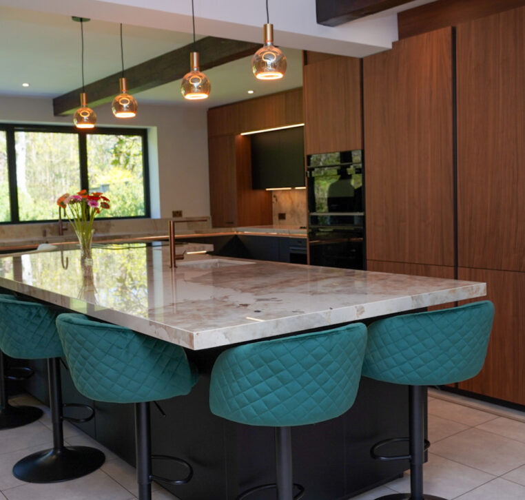 Contemporary kitchen with luxury finishes and central island designed and installed by MAS Kuchen.