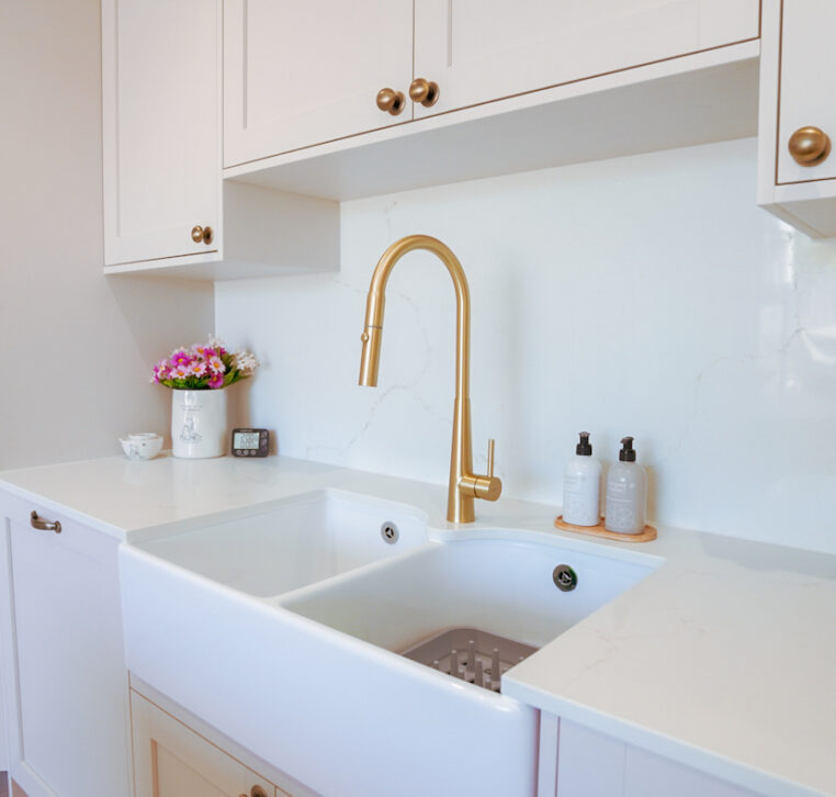 Shaker kitchen featuring a Belfast sink, brass tap and quartz worktops installed by MAS Kuchen.