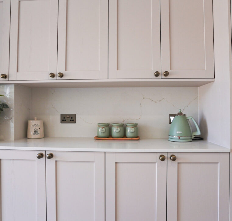 Shaker kitchen pantry storage with quartz splashback and neutral cabinetry designed by MAS Kuchen.